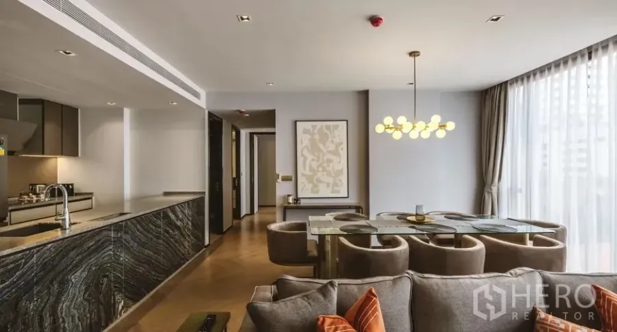 คอนโด ให้เช่าในWatthana, Bangkok - ห้องนอนมาสเตอร์หน้าต่างมุมสองด้าน เดย์เบด และโต๊ะทำงาน