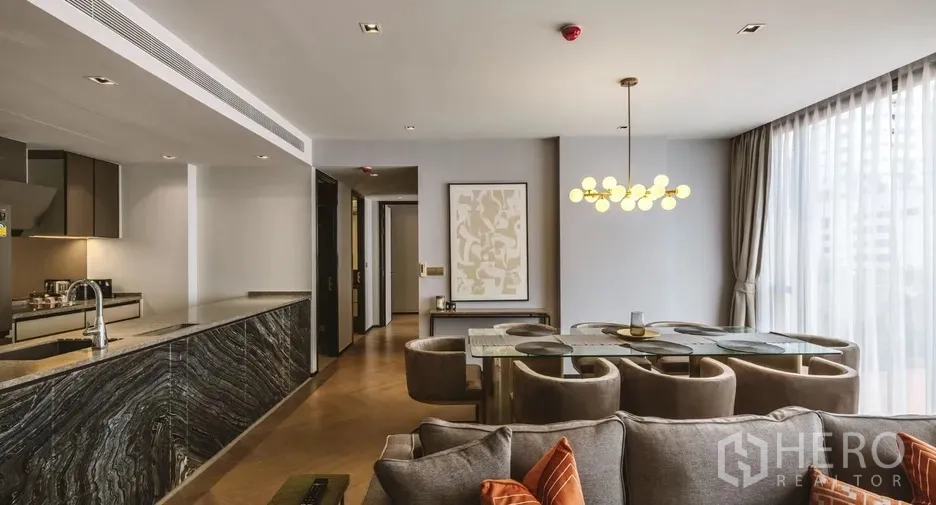 คอนโด ให้เช่าในWatthana, Bangkok - ห้องนอนมาสเตอร์หน้าต่างมุมสองด้าน เดย์เบด และโต๊ะทำงาน