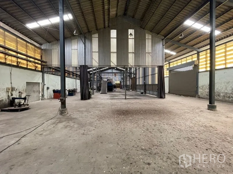 คลังสินค้า ให้เช่าหรือขายในBang Bon, Bangkok - โถงคลังสินค้าช่วงเสายาว พร้อมโครงแขวนและสายเครื่องจักร