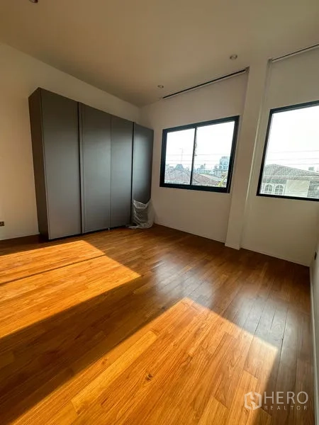 บ้าน ให้เช่าในWatthana, Bangkok - บ้านเดี่ยวสองชั้นสีขาวสไตล์โมเดิร์น พร้อมสระว่ายน้ำส่วนตัวและลานกลางแจ้งกำลังก่อสร้าง