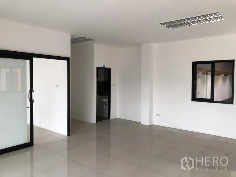 工厂 出租或出售在Bang Phli, Samut Prakan - 明亮办公室，瓷砖地面，内窗与推拉玻璃门。