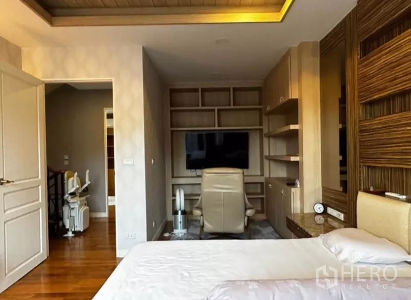 ทาวน์เฮาส์ ให้เช่าในYan Nawa, Bangkok - ห้องนอนพร้อมโต๊ะทำงาน ชั้นวางบิลท์อิน และทีวีติดผนังตรงข้ามเตียง