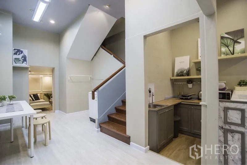 ทาวน์เฮาส์ ให้เช่าในKhlong Toei, Bangkok - มุมรับประทานอาหารติดครัวและทางขึ้นบันได พื้นสีอ่อน