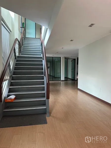 货栈 出租在Prawet, Bangkok - 室内楼梯，金属扶手通往二层办公室