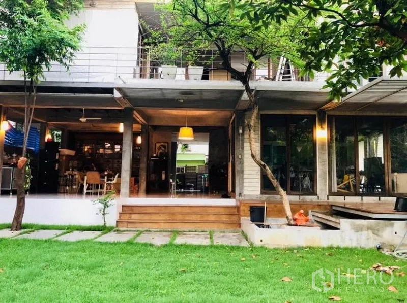 อาคารพาณิชย์ ให้เช่าในChatuchak, Bangkok - ด้านหลังอาคารเปิดสู่สนามหญ้าสีเขียว บันไดไม้ และประตูกระจกบานเลื่อน