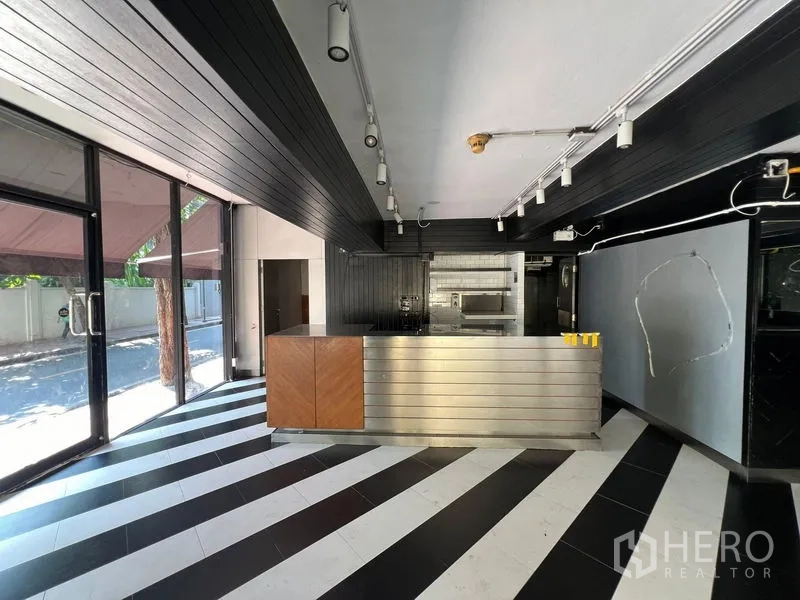 零售空间 出租在Bang Rak, Bangkok - 明亮店内空间，前台与街景透过玻璃可见。