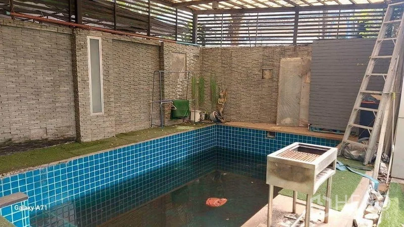 สำนักงานที่บ้าน ให้เช่าในNong Khaem, Bangkok - สระจุ่มขนาดเล็กมีหลังคา กระเบื้องสีน้ำเงิน และผนังหินตกแต่ง