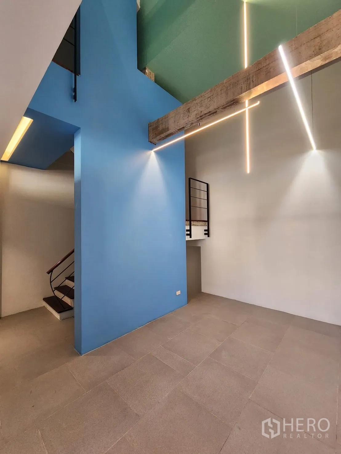 家庭办公室 for rent in Chatuchak, Bangkok - 挑高大堂，蓝色墙面与悬挂线性灯。