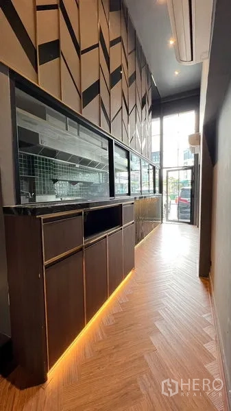 อาคารพาณิชย์ ให้เช่า - โถงหน้าร้านพร้อมเคาน์เตอร์ งานไฟอบอุ่น และผนังกระจก