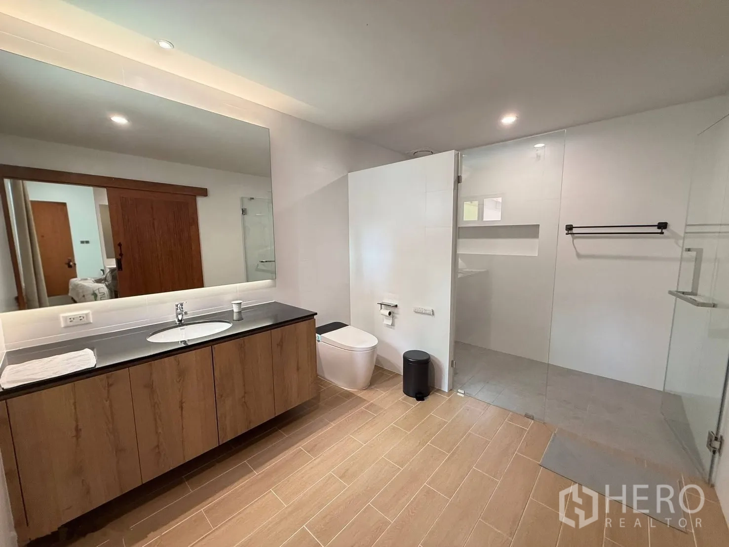 Detached House for rent in Suan Luang, Bangkok - Large bathroom with wide mirror, vanity and walk-in shower.