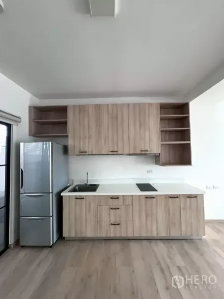 ทาวน์เฮาส์ ให้เช่าในBang Phli, Samut Prakan - ครัวบิลท์อินตู้ไม้ เคาน์เตอร์สีขาว เตาและตู้เย็นสแตนเลส