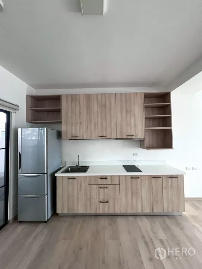 ทาวน์เฮาส์ ให้เช่าในBang Phli, Samut Prakan - ครัวบิลท์อินตู้ไม้ เคาน์เตอร์สีขาว เตาและตู้เย็นสแตนเลส