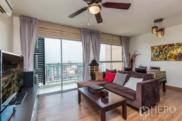 คอนโด ให้เช่าในBang Na, Bangkok - พื้นที่นั่งเล่นมีหน้าต่างเต็มผนัง เปิดออกสู่ระเบียงและมุมทานอาหาร