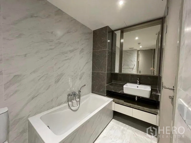 คอนโด ให้เช่าในKhlong Toei, Bangkok - ห้องน้ำสไตล์โมเดิร์น กรุหินอ่อน มีอ่างอาบน้ำและอ่างล้างหน้า