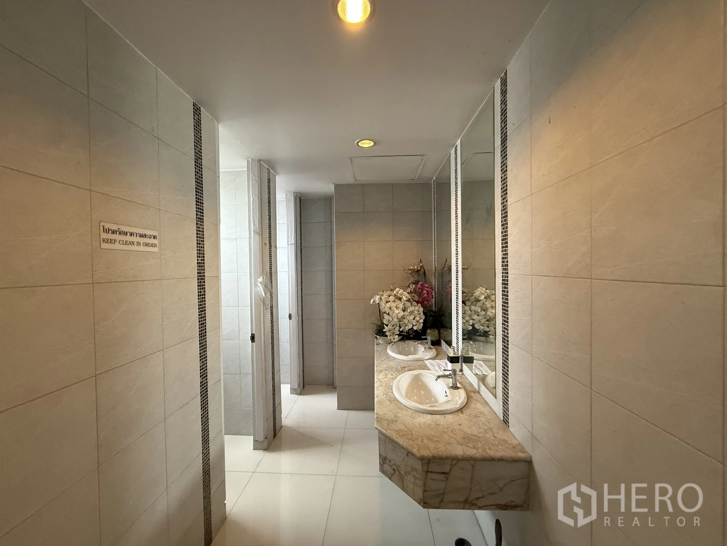 办公空间 出租在Din Daeng, Bangkok - 公共卫生间，瓷砖墙面，大理石台面双洗手盆与大镜子。