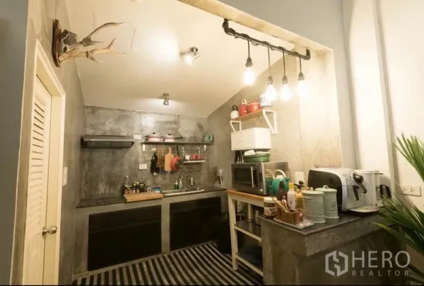 ทาวน์เฮาส์ ให้เช่าในKhlong Toei, Bangkok - ครัวสไตล์ลอฟต์ เคาน์เตอร์ปูนเปลือย ชั้นลอย และไฟห้อย