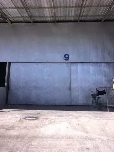 คลังสินค้า ให้เช่าในLam Luk Ka, Pathum Thani - ด้านหน้าโกดังผนังเมทัลชีท ประตูบานเลื่อนหมายเลข 9 พร้อมลานโหลดสินค้ามีหลังคา ที่ลำลูกกา ปทุมธานี