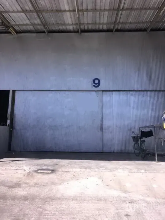 คลังสินค้า ให้เช่าในLam Luk Ka, Pathum Thani - ด้านหน้าโกดังผนังเมทัลชีท ประตูบานเลื่อนหมายเลข 9 พร้อมลานโหลดสินค้ามีหลังคา ที่ลำลูกกา ปทุมธานี
