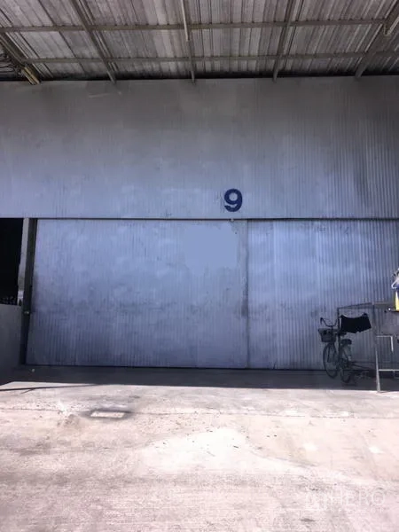คลังสินค้า ให้เช่าในLam Luk Ka, Pathum Thani - ด้านหน้าโกดังผนังเมทัลชีท ประตูบานเลื่อนหมายเลข 9 พร้อมลานโหลดสินค้ามีหลังคา ที่ลำลูกกา ปทุมธานี