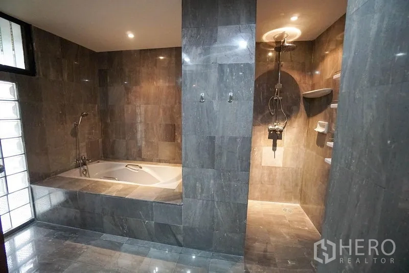 อพาร์ทเมนท์ ให้เช่าในWatthana, Bangkok - ห้องน้ำในตัวพร้อมอ่างอาบน้ำแบบลึก และห้องอาบน้ำฝักบัวเรนชาวเวอร์ แผ่นกระเบื้องสีเทา.