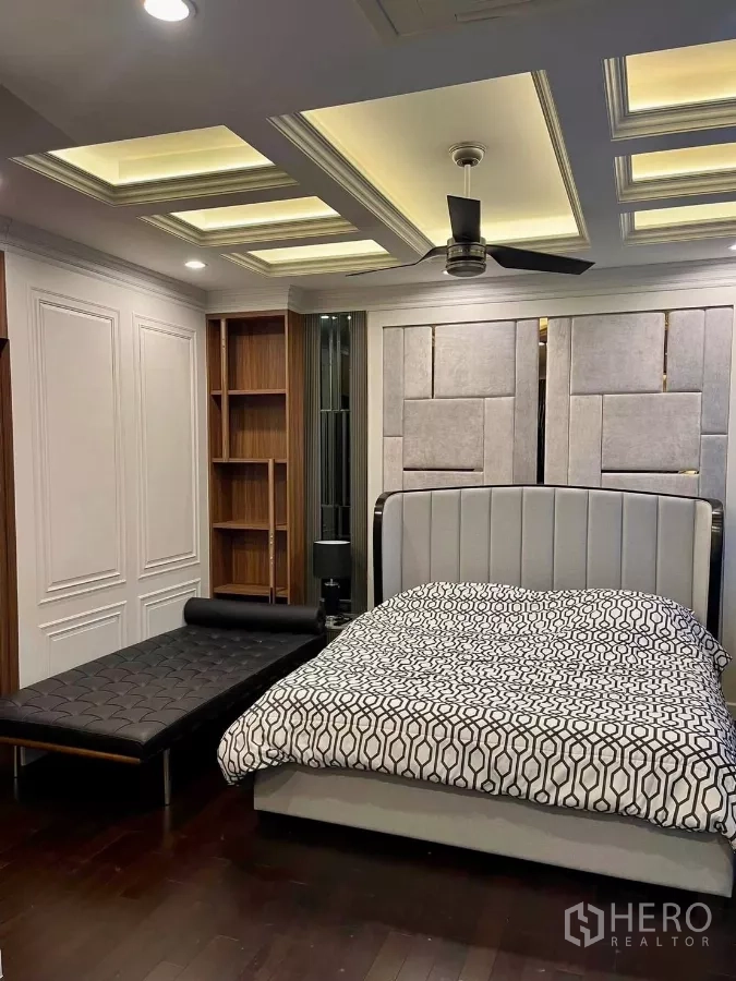 ทาวน์เฮาส์ ให้เช่าในChatuchak, Bangkok - ห้องนอนหลักหัวเตียงบุผ้า เพดานหลุมไฟซ่อน และชั้นไม้บิวท์อิน