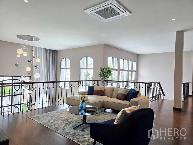 บ้าน ให้เช่าหรือขายในLat Krabang, Bangkok - ห้องนั่งเล่นชั้นลอย โซฟาเข้ามุม ราวเหล็ก และหน้าต่างบานใหญ่