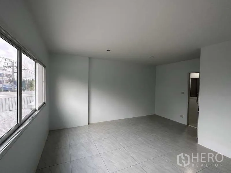 โรงงาน ให้เช่าในNonthaburi - ห้องออฟฟิศชั้นบนสว่าง โปร่ง หน้าต่างบานใหญ่ พื้นกระเบื้อง