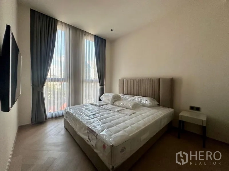 公寓 出租 - 明亮卧室，软包床头、大窗与壁挂电视