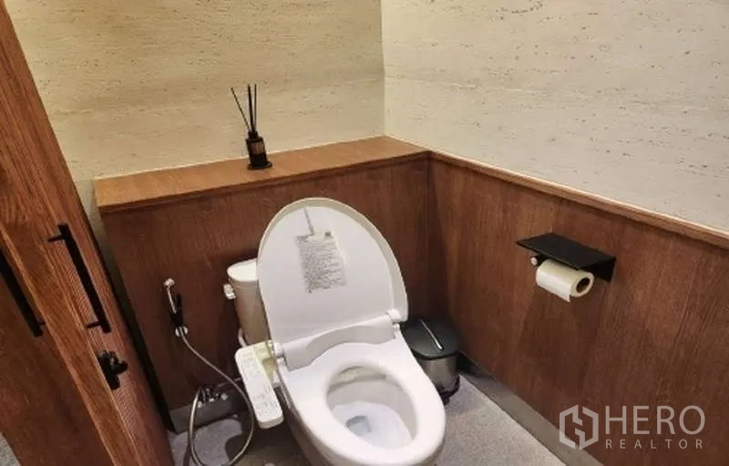 พื้นที่ขายปลีก ให้เช่าในWatthana, Bangkok - ห้องน้ำสมัยใหม่มีโถสุขภัณฑ์อัตโนมัติและผนังไม้