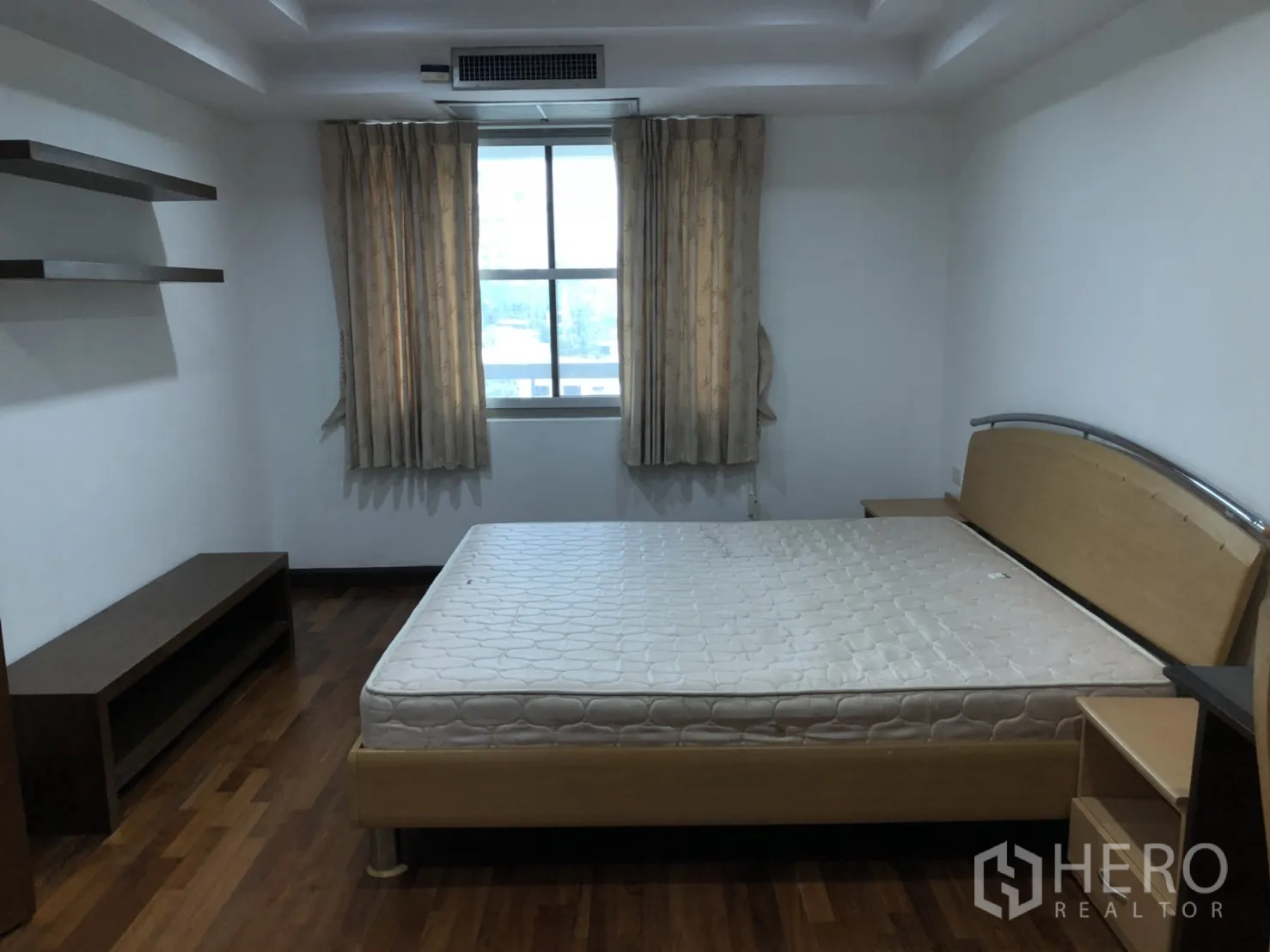 คอนโด ให้เช่าในWatthana, Bangkok - ห้องนอน หน้าต่างบานใหญ่ ชั้นวาง และพื้นไม้