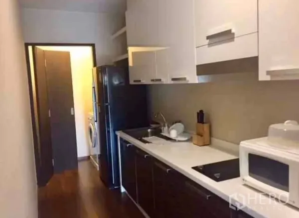 คอนโด ให้เช่าในKhlong Toei, Bangkok - ครัวแบบแกลเลอรี ตู้เก็บของครบ ตู้เย็น เตาไฟฟ้า ไมโครเวฟ และมุมเครื่องซักผ้า