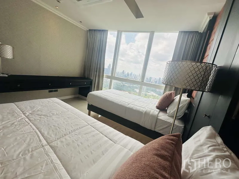 คอนโด ให้เช่าหรือขายในKhlong Toei, Bangkok - ห้องนอนเตียงคู่สว่างไสว มองเห็นวิวเมืองและสวนผ่านหน้าต่างบานใหญ่
