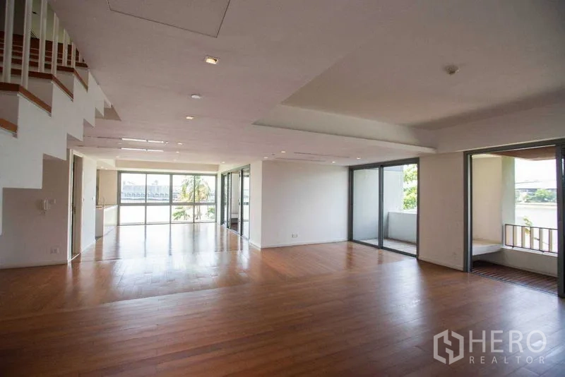 公寓 出租在Yan Nawa, Bangkok - 宽敞的复式客厅，实木地板、嵌灯，落地窗通向观河阳台