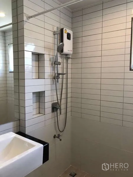 บ้าน ขายในBang Sao Thong, Samut Prakan - โซนอาบน้ำปูกระเบื้อง พร้อมเครื่องทำน้ำอุ่น ช่องวางของ และฝักบัวมือถือ