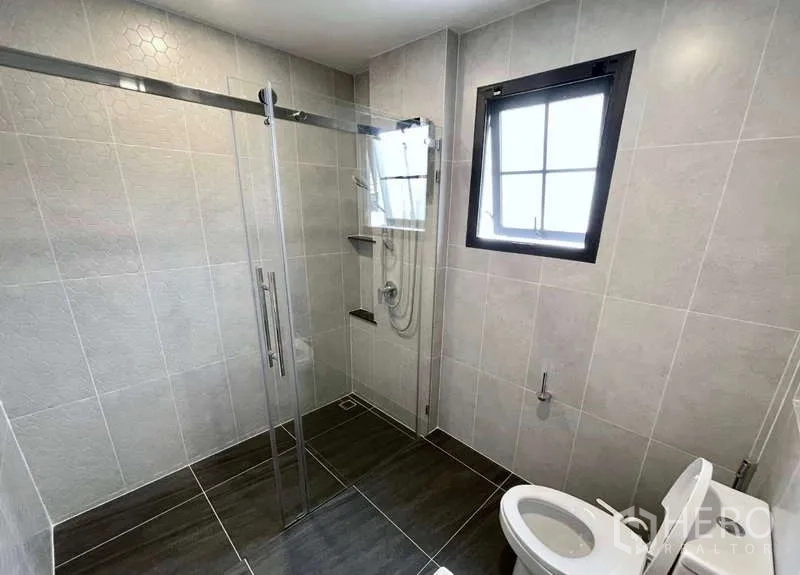 Detached House for rent in Bang Phli, Samut Prakan - Contemporary bathroom with glass-enclosed shower, window and tiled walls