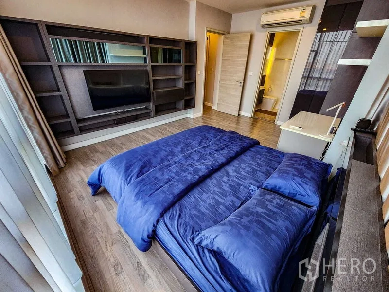 คอนโด ให้เช่าหรือขายในBang Rak, Bangkok - ห้องนอนใหญ่พร้อมชั้นวางบิวท์อิน โต๊ะทำงาน และประตูห้องน้ำในตัว