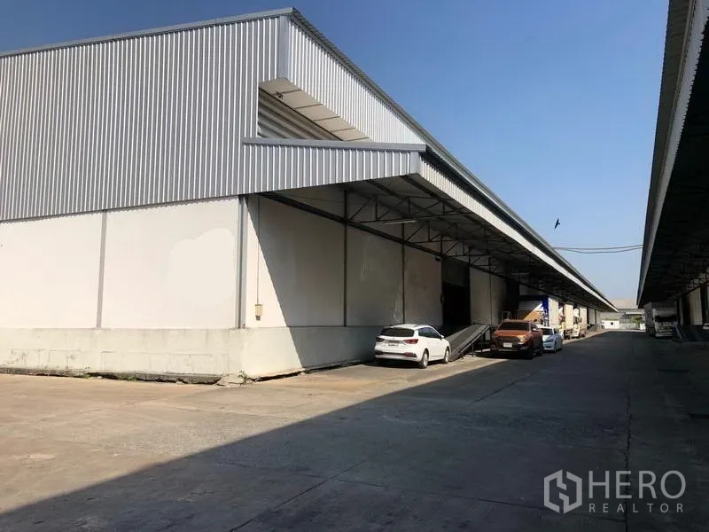 คลังสินค้า ให้เช่าในBang Phli, Samut Prakan - ด้านนอกโกดังพร้อมท่าขนถ่าย มีชานยกของและที่จอดรถบรรทุก