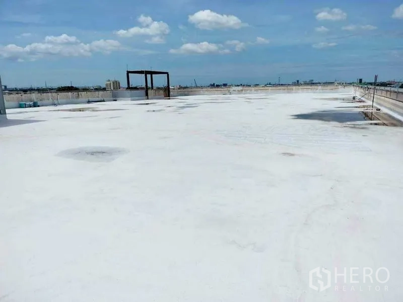 零售空间 出租在Yan Nawa, Bangkok - 开放式平屋顶，周边设有栏杆与晴空，提供360度视野。