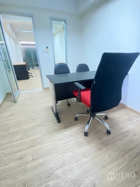 办公空间 出租在Khlong Toei, Bangkok - 小型会议室，书桌与转椅，木纹地板和玻璃门，靠近BTS Thong Lo的现代办公室。