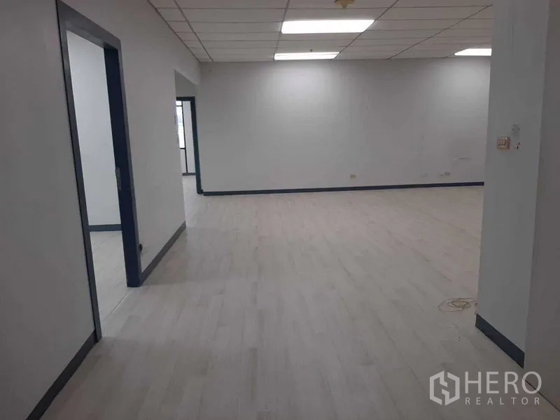 สำนักงาน ให้เช่าในKhlong Toei, Bangkok - พื้นที่ออฟฟิศแบบเปิดกว้าง พื้นไม้โทนอ่อน เพดานตะแกรงไฟสว่าง