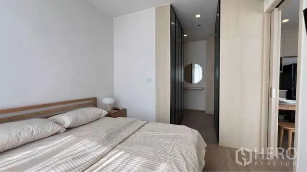 คอนโด ให้เช่าในWatthana, Bangkok - ห้องนอนโทนไม้อ่อน พร้อมตู้เสื้อผ้าบิลท์อิน และมุมโต๊ะเครื่องแป้งข้างประตูบานเลื่อน