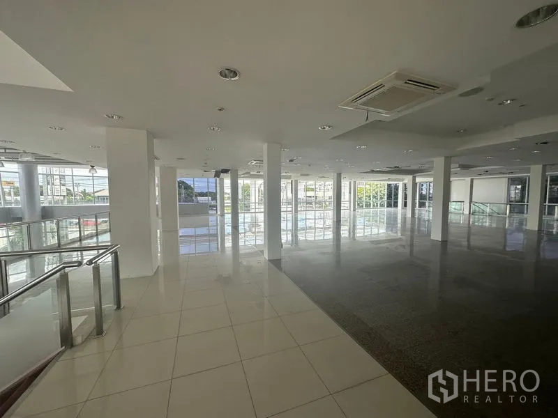 Retail Space for rent in Prawet, Bangkok - Bright open-plan retail showroom with columns, tiled floors, recessed lighting, and floor-to-ceiling windows.