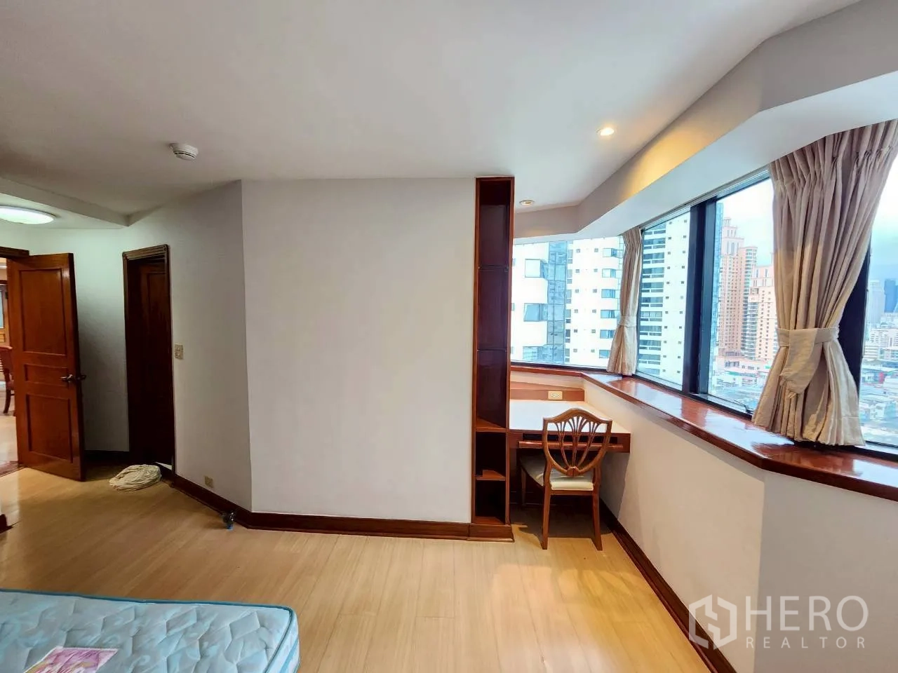 คอนโด ให้เช่าในKhlong Toei, Bangkok - มุมทำงานในห้องนอนติดหน้าต่างพาโนรามาวิวเมือง