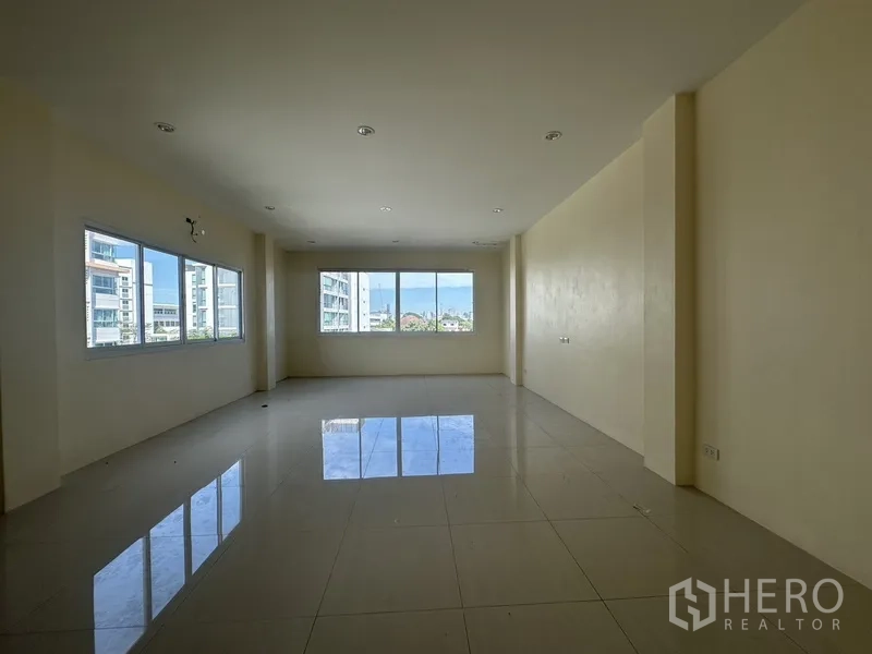 สำนักงานที่บ้าน ให้เช่าในPhra Khanong, Bangkok - ห้องสว่างขนาดเล็ก พื้นกระเบื้อง หน้าต่างบานใหญ่