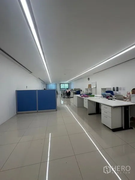 สำนักงานที่บ้าน ให้เช่าในPhra Khanong, Bangkok - ออฟฟิศเปิดโล่ง โต๊ะทำงาน พื้นกระเบื้อง และไฟเส้นยาว