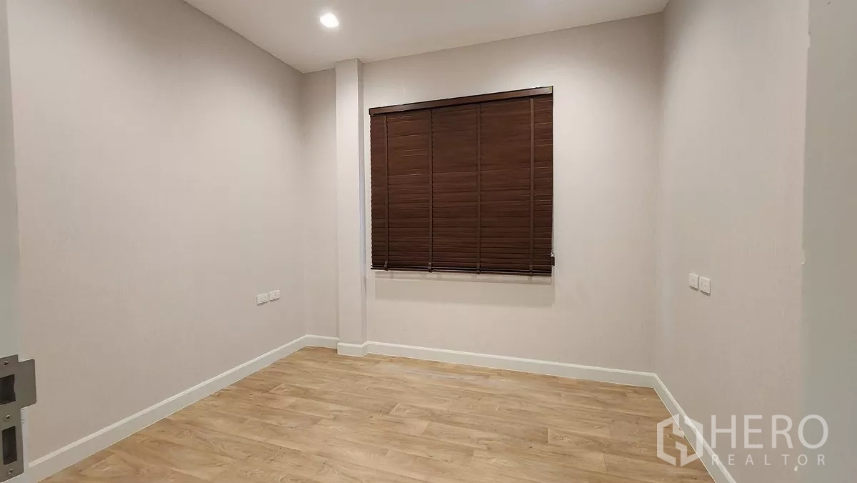 บ้าน ให้เช่าหรือขายในBueng Kum, Bangkok - ห้องอเนกประสงค์หรือห้องนอนพื้นไม้ ไฟดาวน์ไลท์ และมู่ลี่ไม้สีน้ำตาล