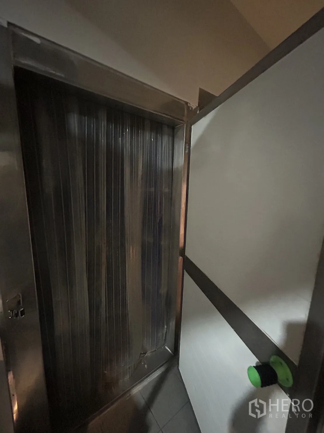 零售空间 出租在Khlong Toei, Bangkok - 后场步入式冷库入口，带软帘。