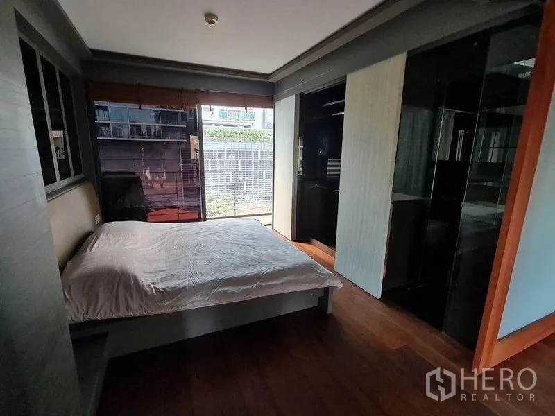 คอนโด ขายในPathum Wan, Bangkok - ห้องนอนมีหน้าต่างบานใหญ่ ตู้เสื้อผ้าบานเลื่อน และพื้นไม้