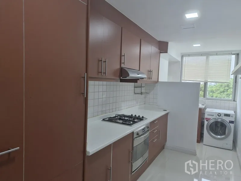 คอนโด ให้เช่าในWatthana, Bangkok - ครัวเชื่อมโซนซักล้างพร้อมเครื่องซักผ้าและหน้าต่างบานใหญ่