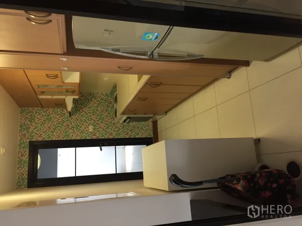 คอนโด ให้เช่าในWatthana, Bangkok - ครัวแยกขนาดกะทัดรัด ผนังกระเบื้องโมเสก ตู้ไม้ และตู้เย็นขนาดใหญ่